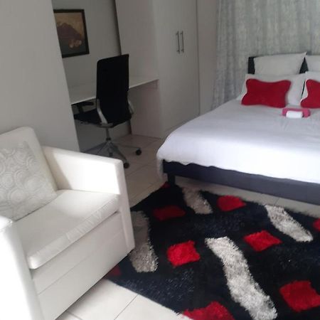 Ruros Guest House Kempton Park Exteriör bild
