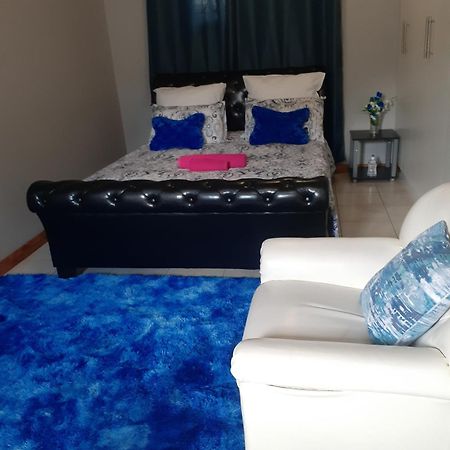 Ruros Guest House Kempton Park Exteriör bild